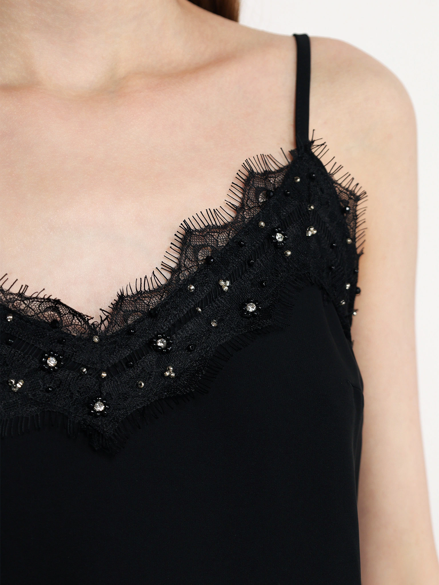 Топ черного цвета с кружевом и цепочкой-мониль